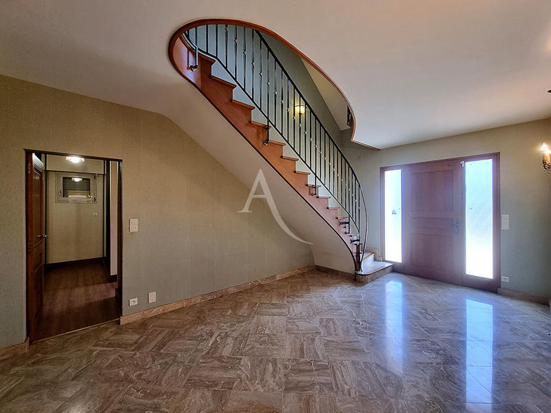 Maison - 230 m² - 7 pièces