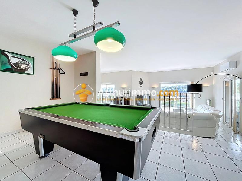 Maison - 205 m² - 7 pièces