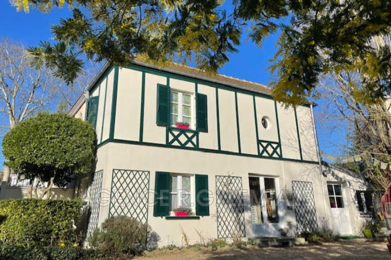 Maison - 275 m² - 15 pièces