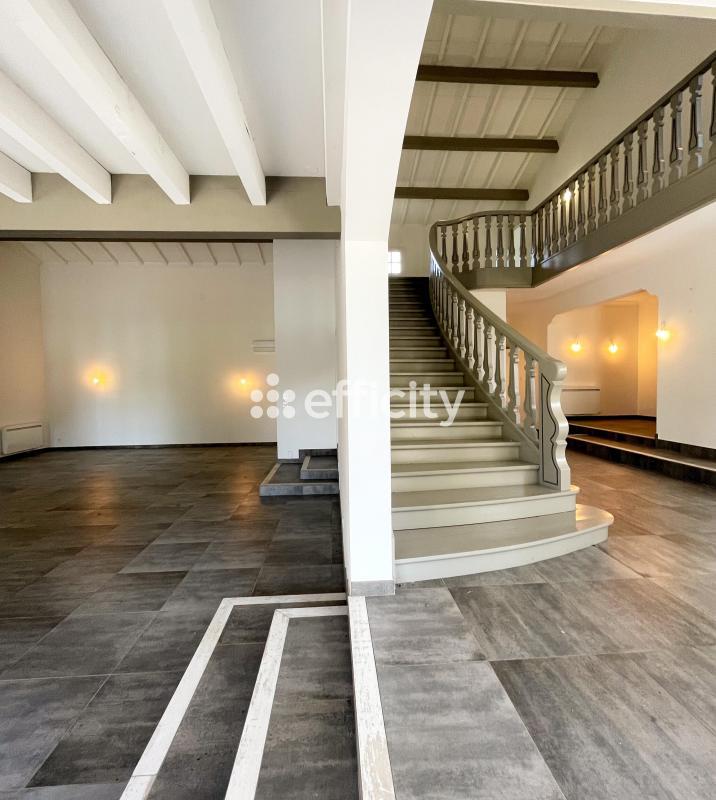 Maison - 340 m² - 6 pièces