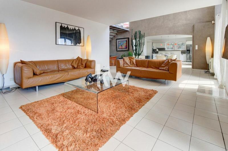 Maison - 230 m² - 8 pièces