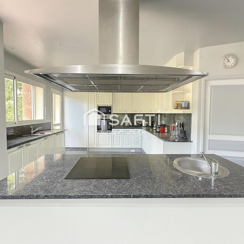 Maison - 570 m² - 14 pièces