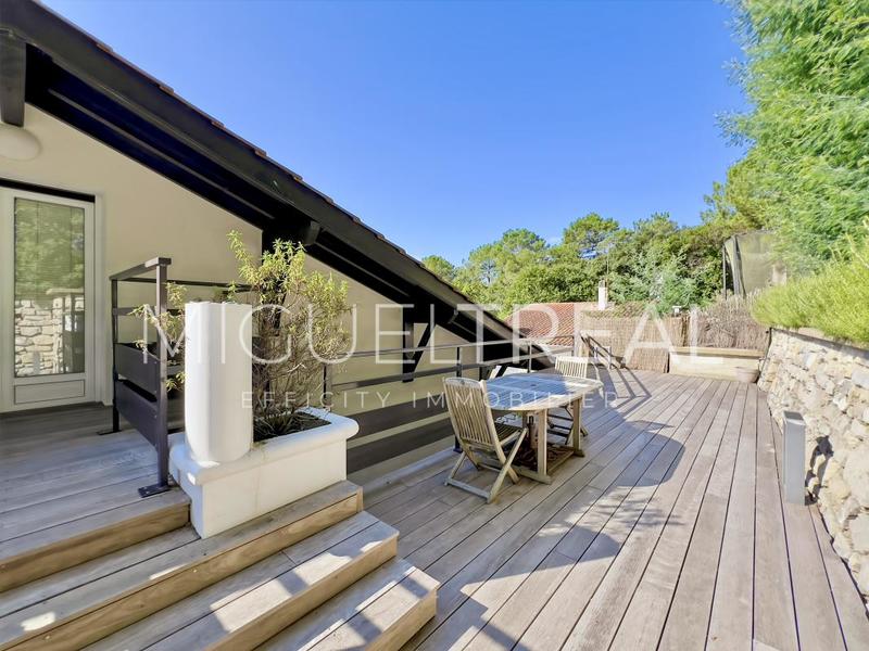 Maison - 214 m² - 8 pièces