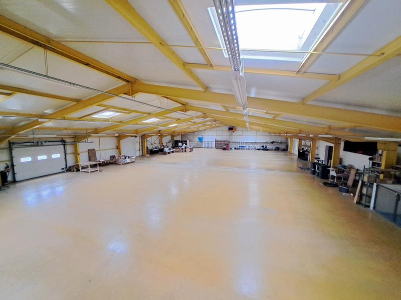 Local d'activité / Entrepôt - 2 161 m² - 3 pièces