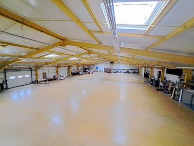 Local d'activité / Entrepôt - 2 161 m² - 3 pièces