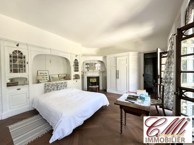 Maison - 405 m² - 12 pièces