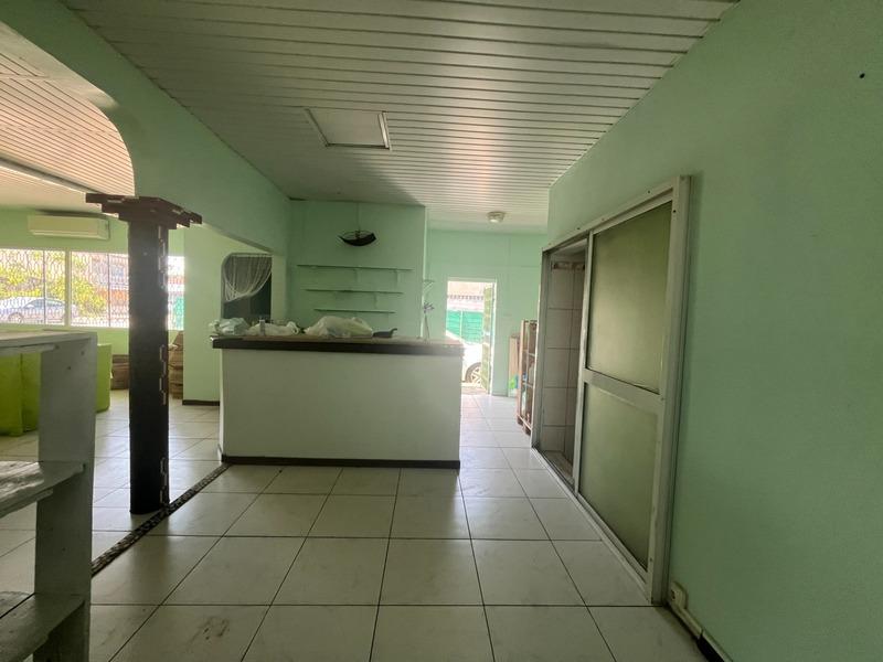 Local commercial - 101 m² - 6 pièces