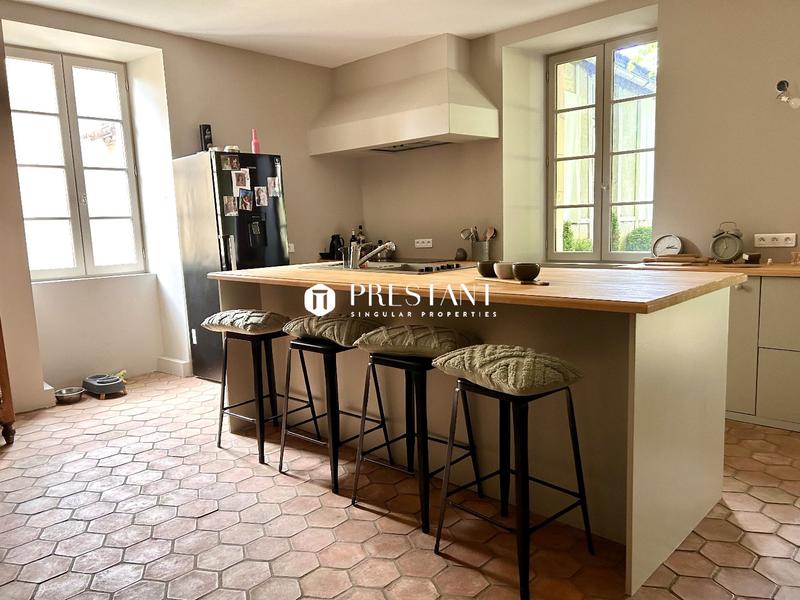 Maison - 411 m² - 11 pièces