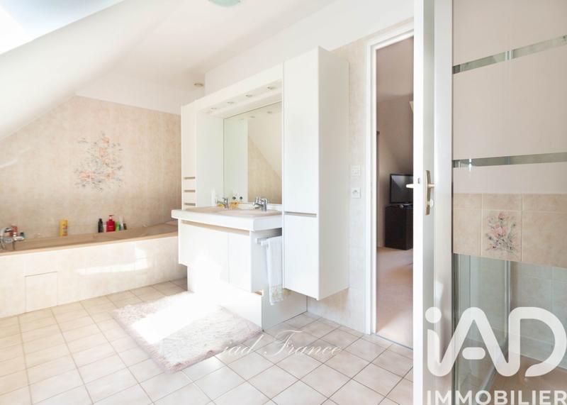 Maison - 246 m² - 9 pièces