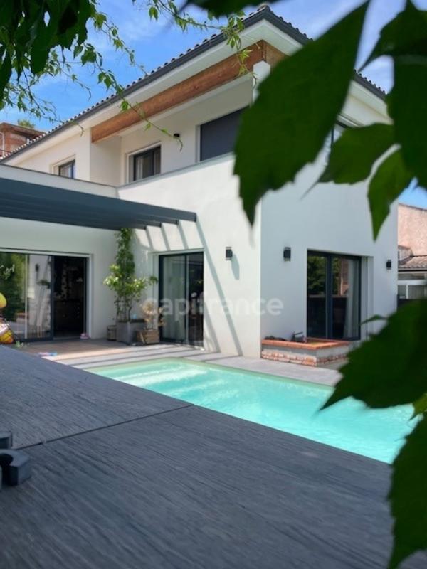 Maison - 204 m² - 7 pièces