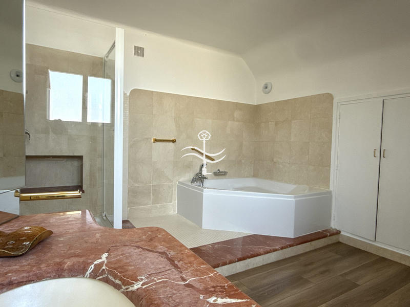 Maison - 219 m² - 7 pièces