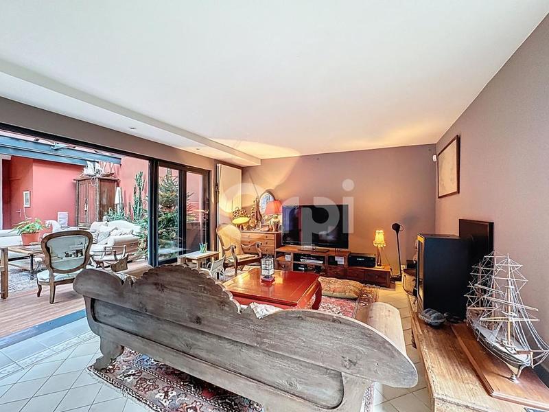 Demeure - 216 m² - 6 pièces