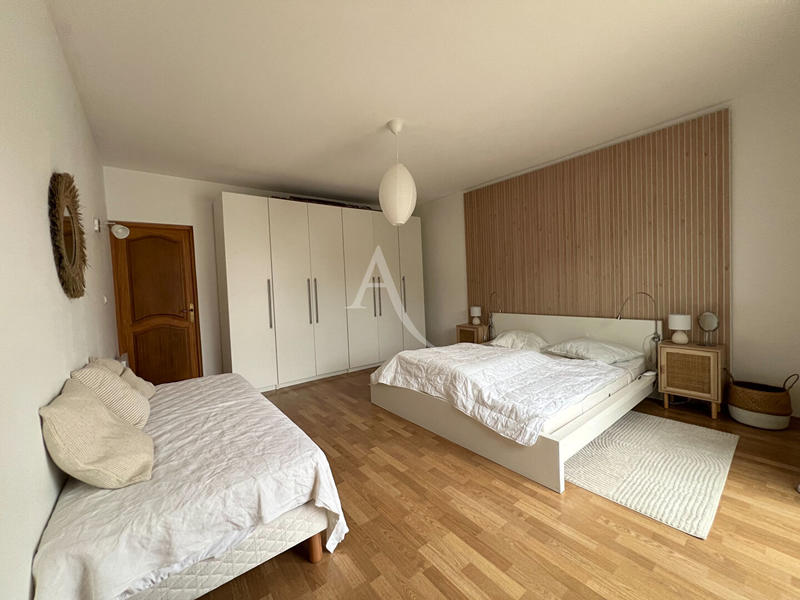 Maison - 225 m² - 8 pièces