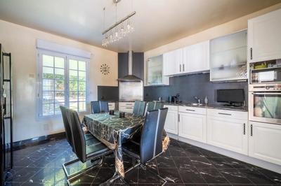 Maison - 220 m² - 7 pièces