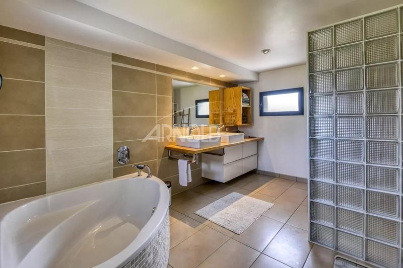 Maison - 186 m² - 7 pièces