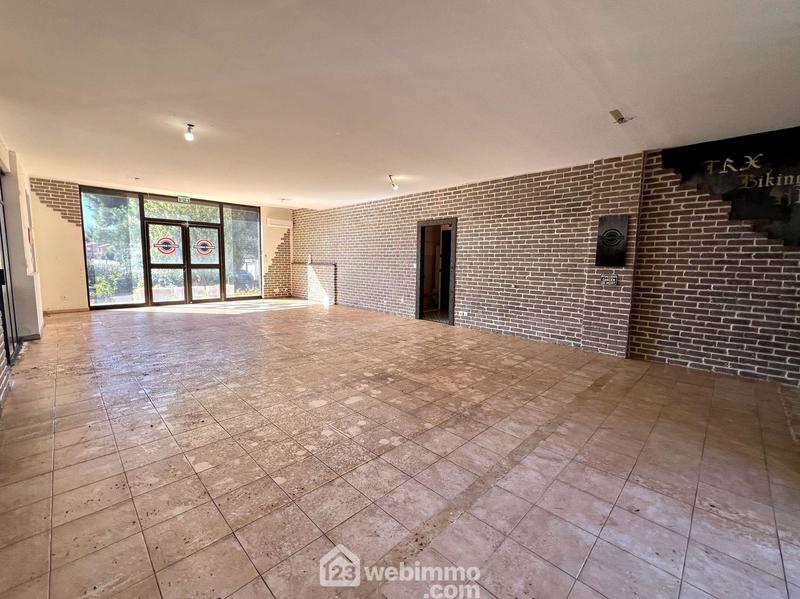 Local commercial - 123 m² - 3 pièces