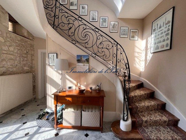 Maison - 239 m² - 7 pièces