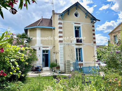 Maison - 180 m² - 9 pièces