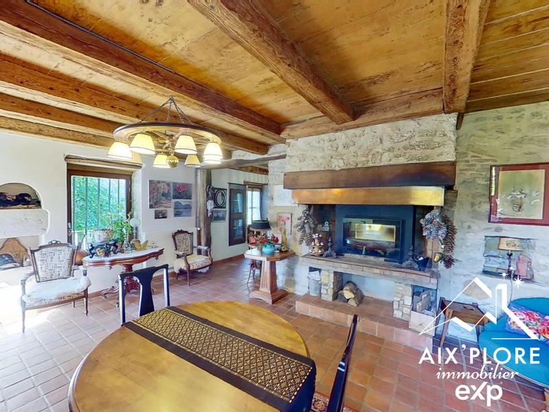 Maison traditionnelle - 248 m² - 7 pièces