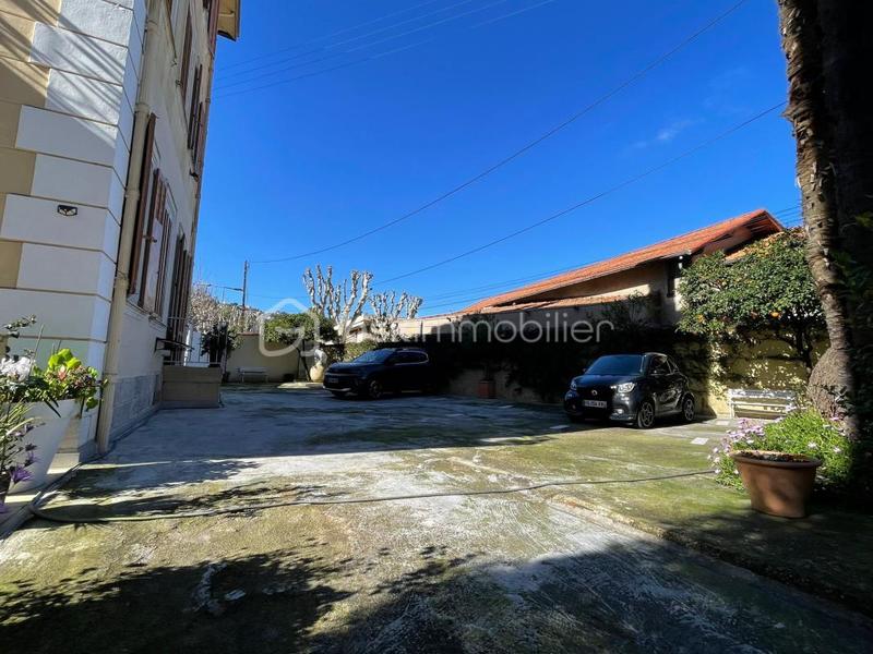 Demeure - 240 m² - 12 pièces