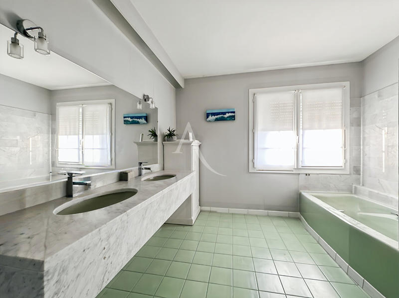 Maison - 196 m² - 6 pièces