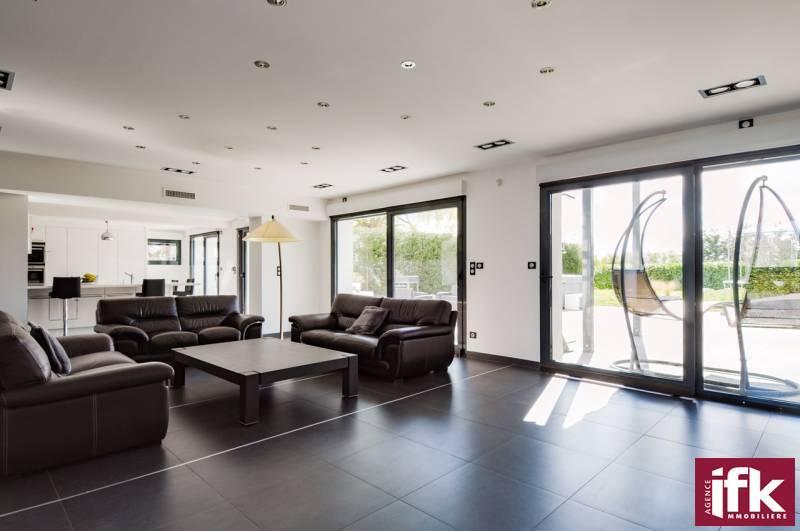 Propriété - 230 m² - 6 pièces