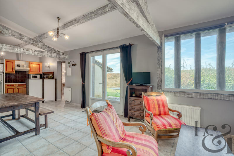 Maison - 1 600 m² - 40 pièces