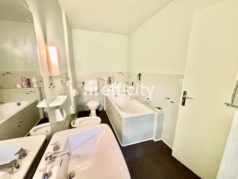 Demeure - 303 m² - 11 pièces