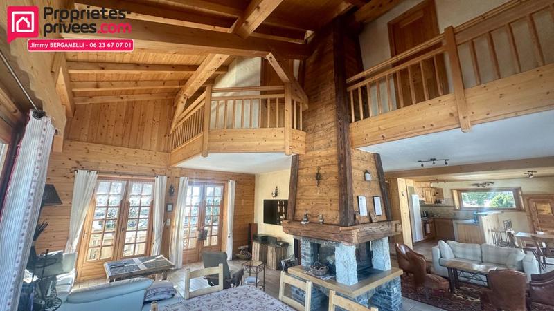 Maison - 239 m² - 8 pièces