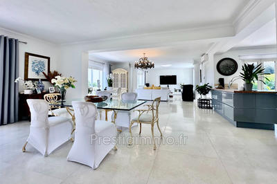 Maison - 280 m² - 8 pièces