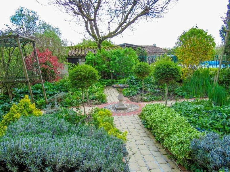 Maison - 240 m² - 9 pièces