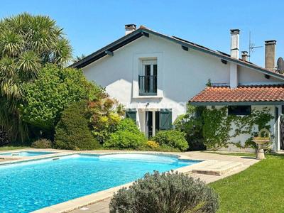 Maison - 312 m² - 9 pièces