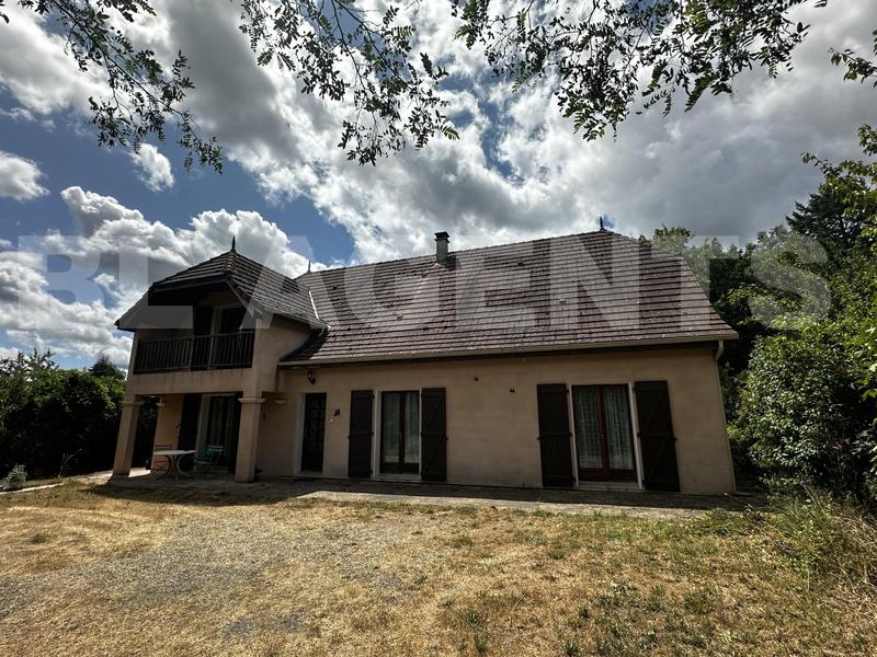 Maison - 233 m² - 9 pièces