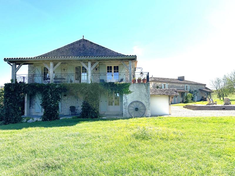 Maison traditionnelle - 471 m² - 10 pièces