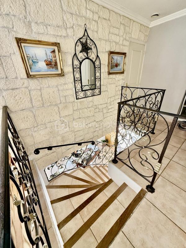 Maison - 240 m² - 6 pièces