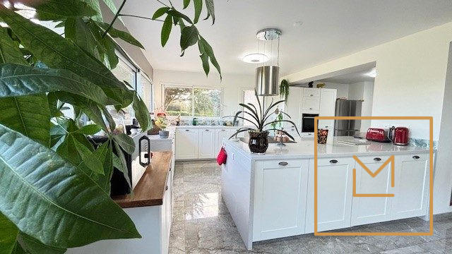 Maison - 210 m² - 8 pièces