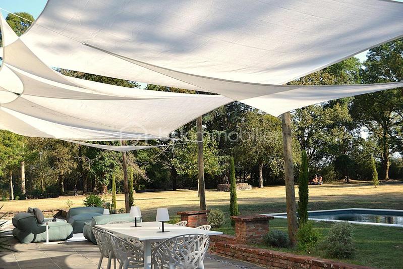 Propriété - 310 m² - 9 pièces