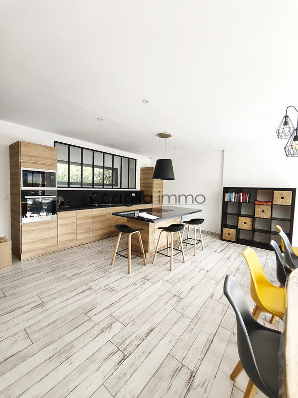 Maison - 230 m² - 7 pièces