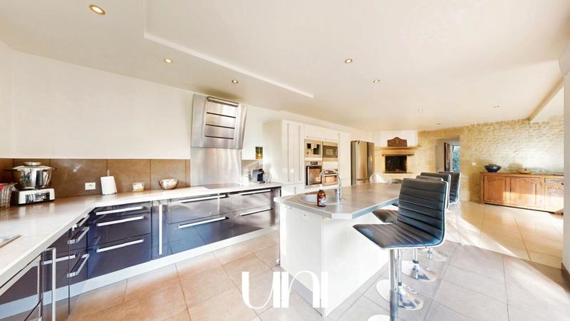 Maison - 365 m² - 12 pièces