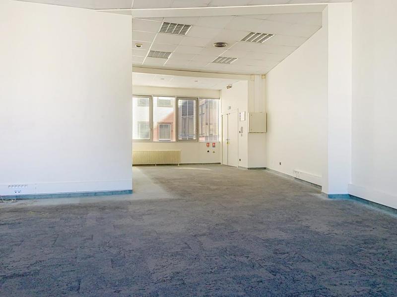 Local d'activité / Entrepôt - 266 m² - 9 pièces