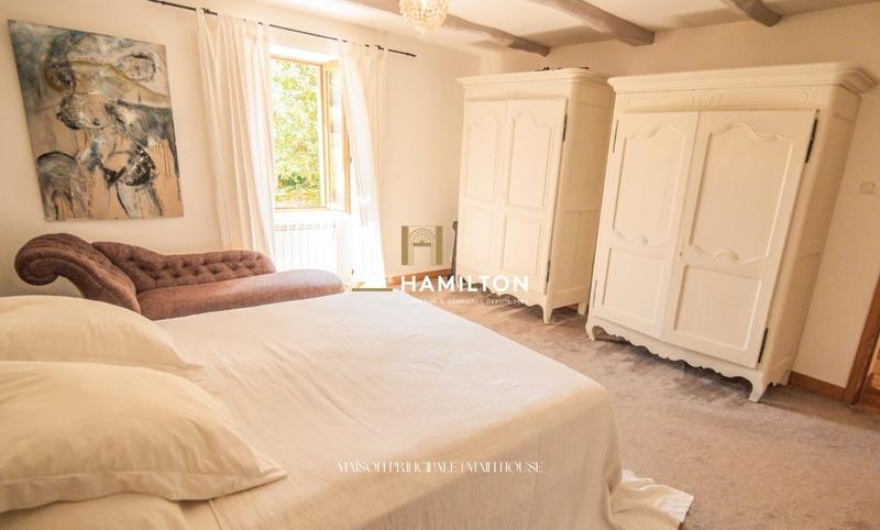 Maison - 245 m² - 9 pièces