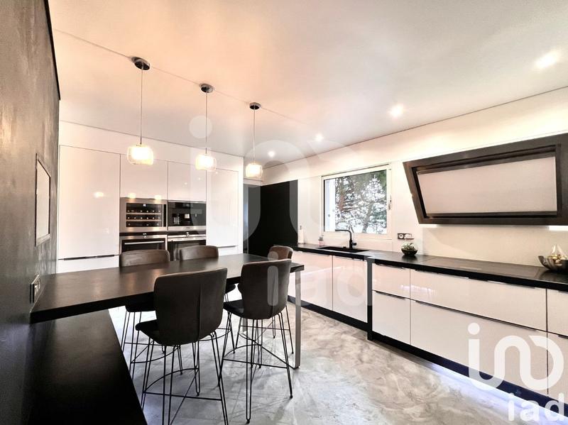 Maison - 256 m² - 9 pièces