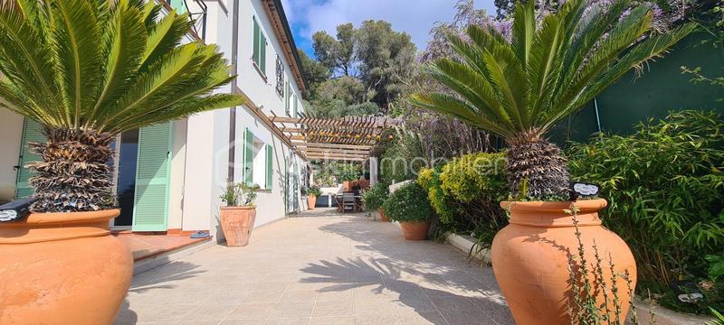 Maison traditionnelle - 241 m² - 6 pièces