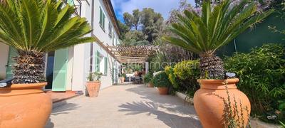 Maison traditionnelle - 241 m² - 6 pièces