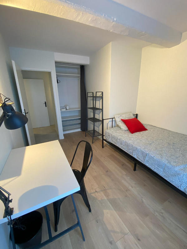 Chambre - 150 m² - 9 pièces