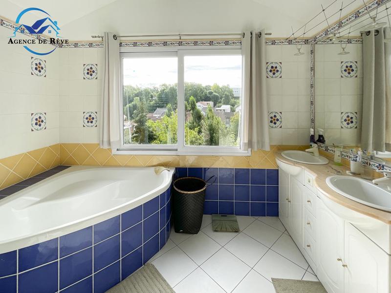 Maison - 200 m² - 6 pièces