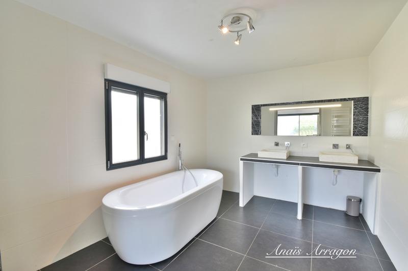 Propriété - 250 m² - 9 pièces