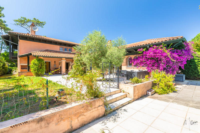 Maison - 219 m² - 5 pièces