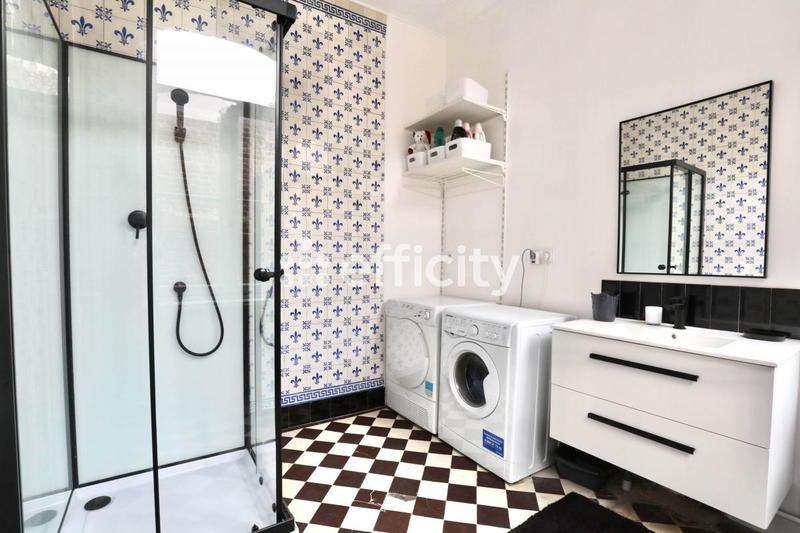 Maison - 248 m² - 10 pièces