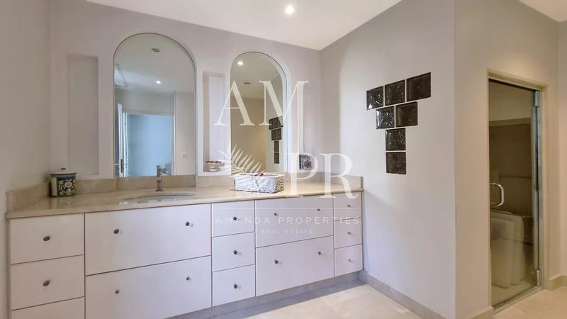 Villa - 350 m² - 8 pièces